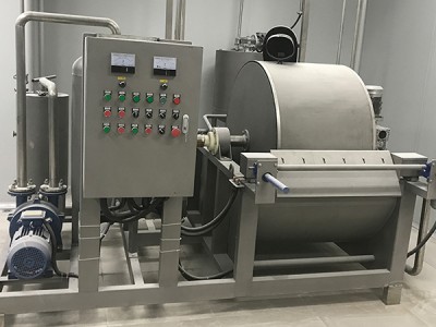 Quin és el propòsit d'un filtre de tambor rotatiu?