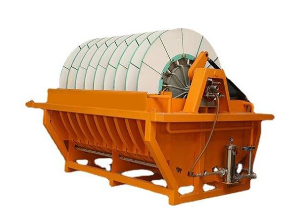 Anàlisi de la relació entre l'eficiència de filtració i la taxa de filtració en filtres ceràmics de buit